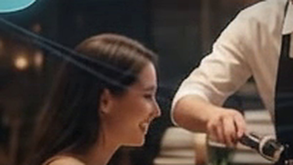 Gerent IA — a waiter pouring wine at the table